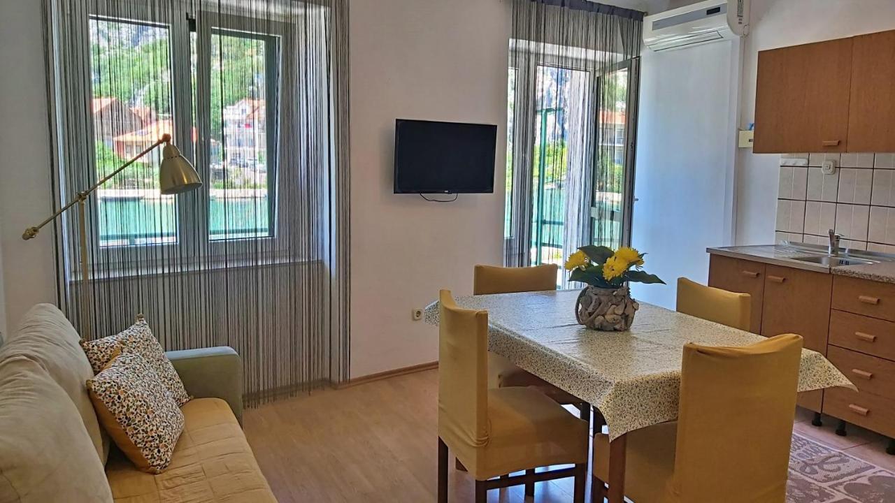 Apartment Mandic Omiš Esterno foto