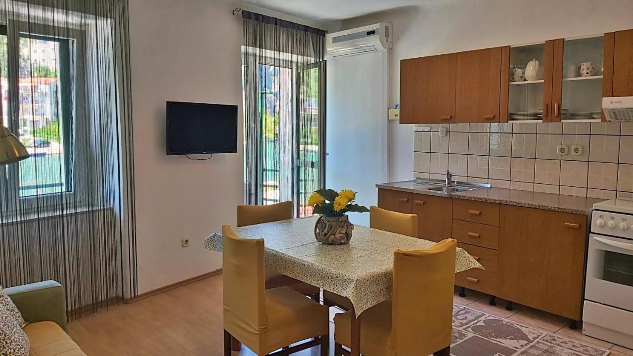 Apartment Mandic Omiš Esterno foto