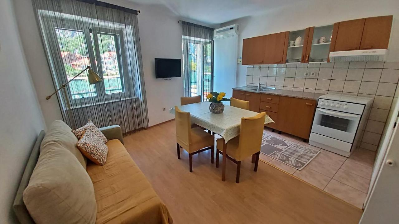 Apartment Mandic Omiš Esterno foto